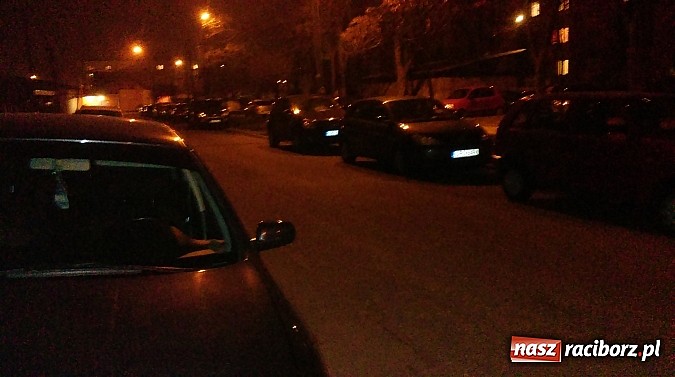 Zdjęcie w galerii na portalu naszraciborz.pl: Katastrofa parkingowa przy Polnej - mieszkańcy piszą do prezydenta wiadomości z regionu