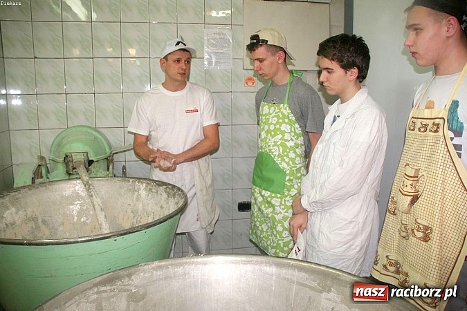 Zdjęcie w galerii na portalu naszraciborz.pl: Twój zawód brzmi znajomo, czyli tworkowska młodzież poznaje zawody wiadomości z regionu