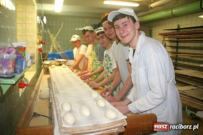 Zdjęcie w galerii na portalu naszraciborz.pl: Twój zawód brzmi znajomo, czyli tworkowska młodzież poznaje zawody wiadomości z regionu