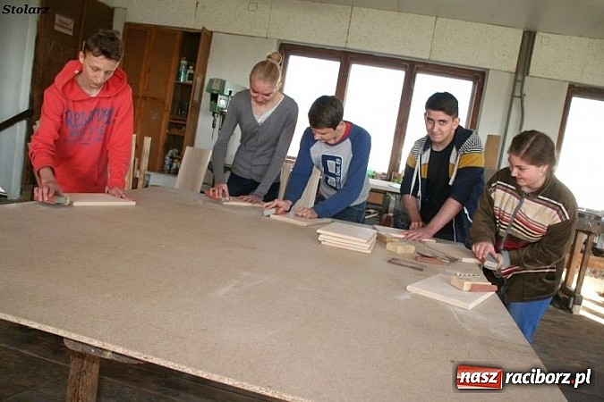 Zdjęcie w galerii na portalu naszraciborz.pl: Twój zawód brzmi znajomo, czyli tworkowska młodzież poznaje zawody wiadomości z regionu