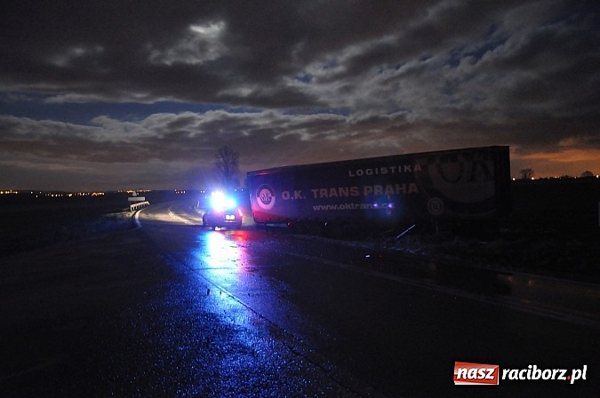 Zdjęcie w galerii na portalu naszraciborz.pl: W Tworkowie TIR wpadł w poślizg i wyleciał z drogi. Na szczęście nikt nie jechał z naprzeciwka wiadomości z regionu