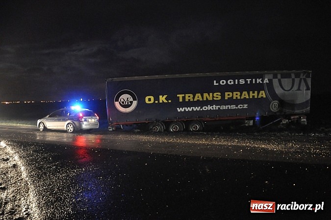 Zdjęcie w galerii na portalu naszraciborz.pl: W Tworkowie TIR wpadł w poślizg i wyleciał z drogi. Na szczęście nikt nie jechał z naprzeciwka wiadomości z regionu