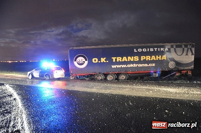 Zdjęcie w galerii na portalu naszraciborz.pl: W Tworkowie TIR wpadł w poślizg i wyleciał z drogi. Na szczęście nikt nie jechał z naprzeciwka wiadomości z regionu