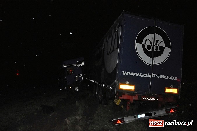 Zdjęcie w galerii na portalu naszraciborz.pl: W Tworkowie TIR wpadł w poślizg i wyleciał z drogi. Na szczęście nikt nie jechał z naprzeciwka wiadomości z regionu