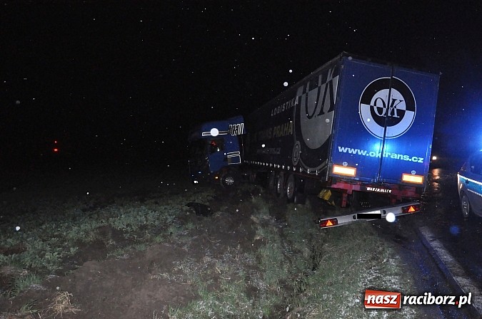Zdjęcie w galerii na portalu naszraciborz.pl: W Tworkowie TIR wpadł w poślizg i wyleciał z drogi. Na szczęście nikt nie jechał z naprzeciwka wiadomości z regionu