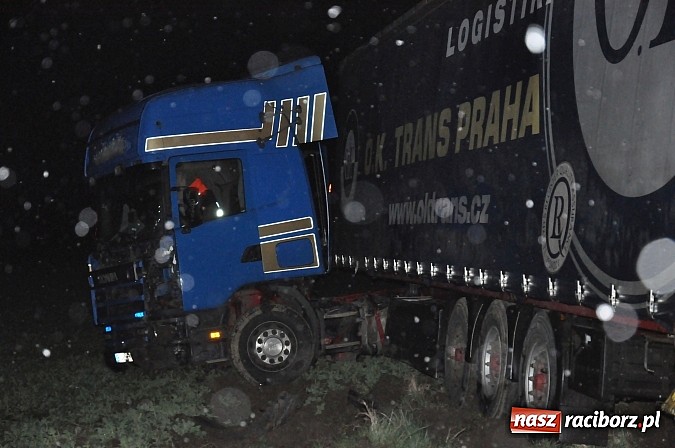Zdjęcie w galerii na portalu naszraciborz.pl: W Tworkowie TIR wpadł w poślizg i wyleciał z drogi. Na szczęście nikt nie jechał z naprzeciwka wiadomości z regionu