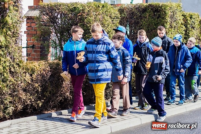 Zdjęcie w galerii na portalu naszraciborz.pl: Wędrowanie z kołatkami w Sudole wiadomości z regionu