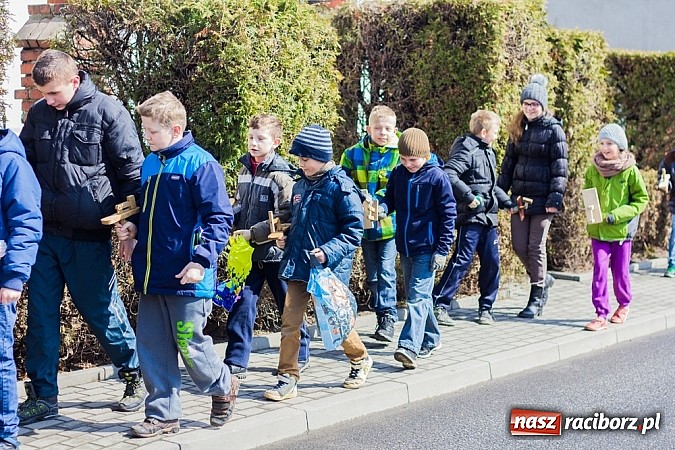 Zdjęcie w galerii na portalu naszraciborz.pl: Wędrowanie z kołatkami w Sudole wiadomości z regionu