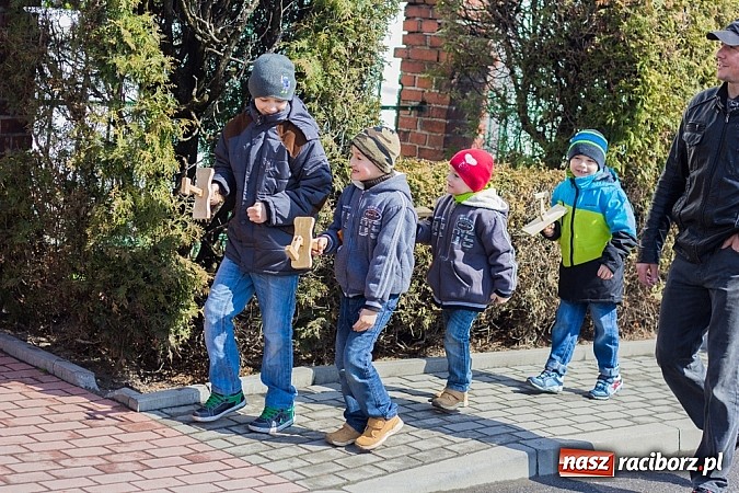 Zdjęcie w galerii na portalu naszraciborz.pl: Wędrowanie z kołatkami w Sudole wiadomości z regionu