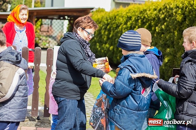 Zdjęcie w galerii na portalu naszraciborz.pl: Wędrowanie z kołatkami w Sudole wiadomości z regionu