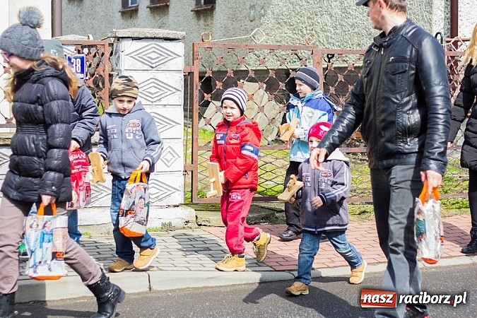 Zdjęcie w galerii na portalu naszraciborz.pl: Wędrowanie z kołatkami w Sudole wiadomości z regionu