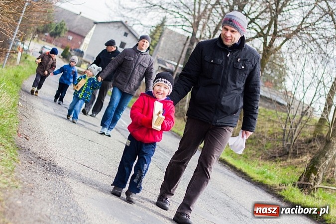 Zdjęcie w galerii na portalu naszraciborz.pl: Wędrowanie z kołatkami w Sudole wiadomości z regionu