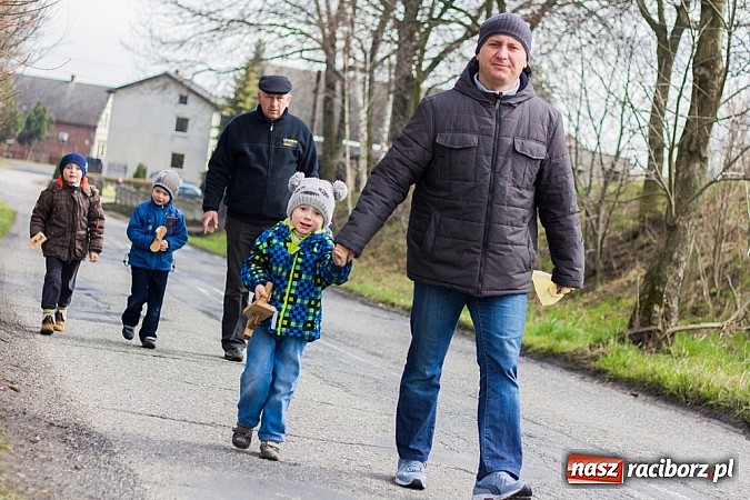 Zdjęcie w galerii na portalu naszraciborz.pl: Wędrowanie z kołatkami w Sudole wiadomości z regionu