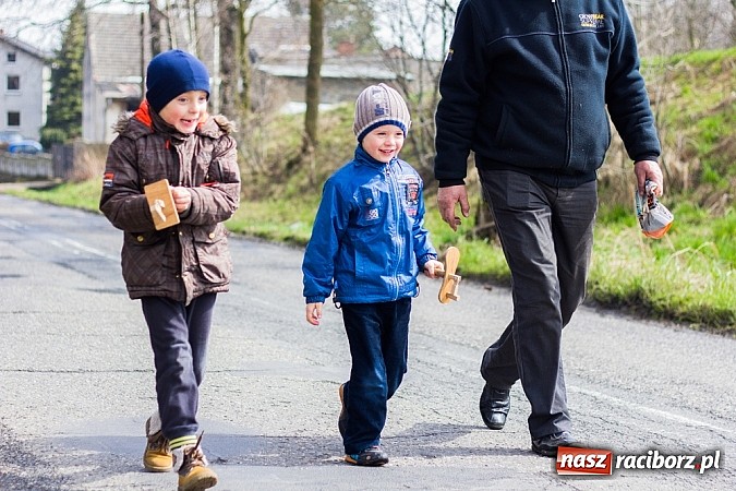 Zdjęcie w galerii na portalu naszraciborz.pl: Wędrowanie z kołatkami w Sudole wiadomości z regionu