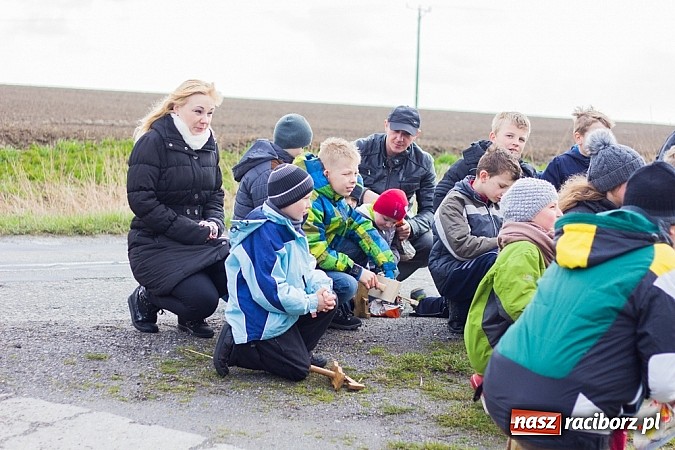 Zdjęcie w galerii na portalu naszraciborz.pl: Wędrowanie z kołatkami w Sudole wiadomości z regionu