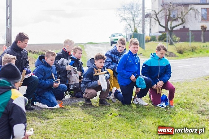 Zdjęcie w galerii na portalu naszraciborz.pl: Wędrowanie z kołatkami w Sudole wiadomości z regionu