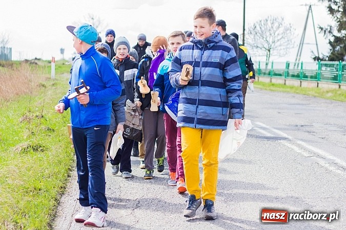 Zdjęcie w galerii na portalu naszraciborz.pl: Wędrowanie z kołatkami w Sudole wiadomości z regionu