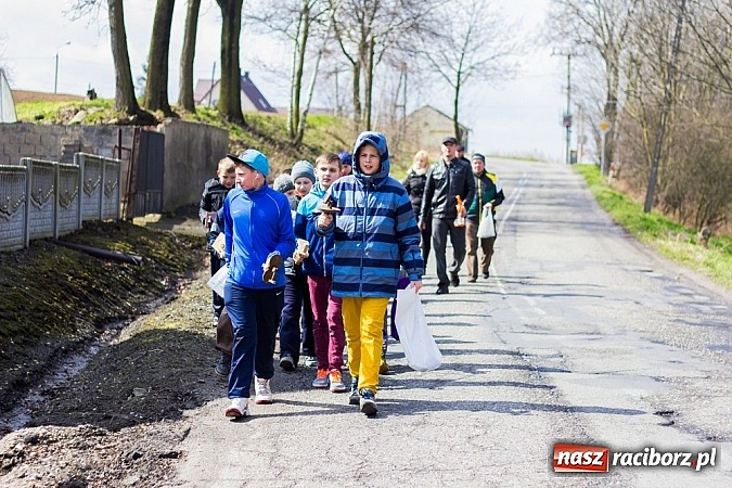 Zdjęcie w galerii na portalu naszraciborz.pl: Wędrowanie z kołatkami w Sudole wiadomości z regionu