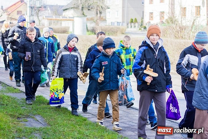 Zdjęcie w galerii na portalu naszraciborz.pl: Wędrowanie z kołatkami w Sudole wiadomości z regionu