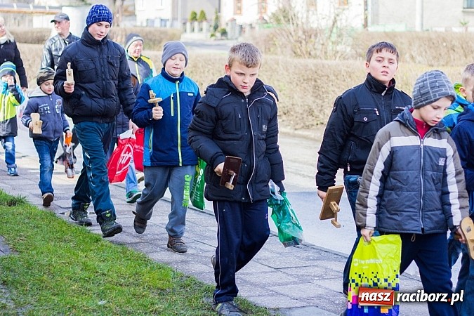 Zdjęcie w galerii na portalu naszraciborz.pl: Wędrowanie z kołatkami w Sudole wiadomości z regionu