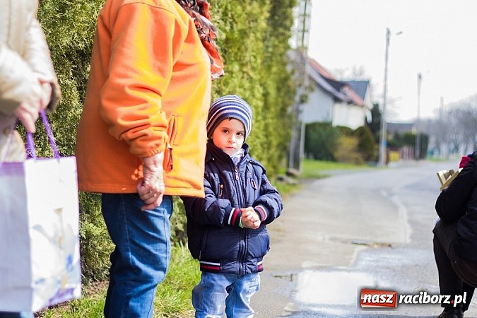 Zdjęcie w galerii na portalu naszraciborz.pl: Wędrowanie z kołatkami w Sudole wiadomości z regionu
