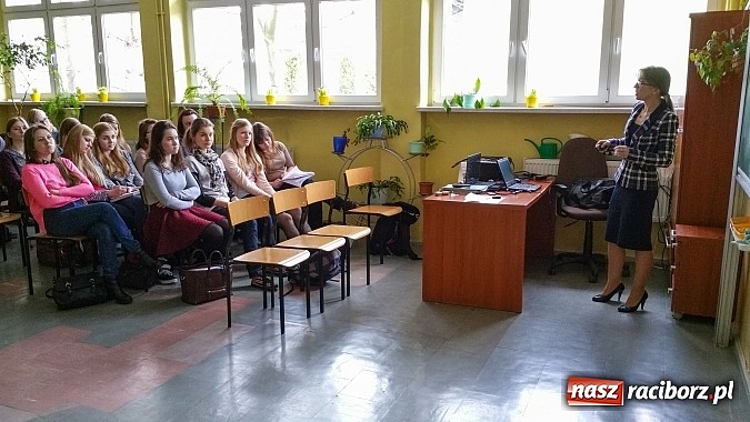 Zdjęcie w galerii na portalu naszraciborz.pl: Wspólny projekt Uniwersytetu Jagiellońskiego i II LO w Raciborzu wiadomości z regionu