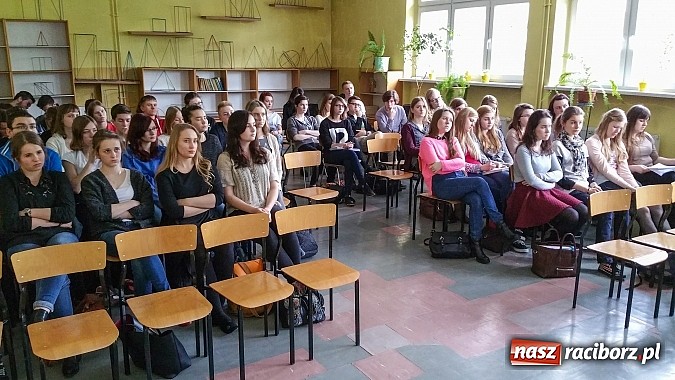 Zdjęcie w galerii na portalu naszraciborz.pl: Wspólny projekt Uniwersytetu Jagiellońskiego i II LO w Raciborzu wiadomości z regionu