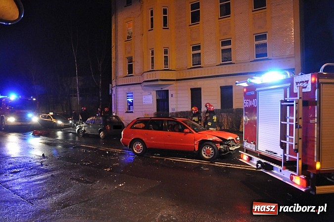 Zdjęcie w galerii na portalu naszraciborz.pl: Zderzenie trzech pojazdów na skrzyżowaniu ulic Armii Krajowej-Karola na Ostrogu. Sprawca miał 3 promile alkoholu! Nie miał uprawnień do kierowania autem wiadomości z regionu