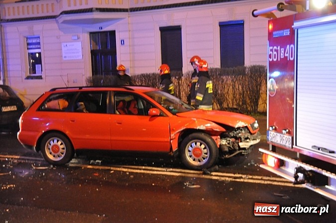 Zdjęcie w galerii na portalu naszraciborz.pl: Zderzenie trzech pojazdów na skrzyżowaniu ulic Armii Krajowej-Karola na Ostrogu. Sprawca miał 3 promile alkoholu! Nie miał uprawnień do kierowania autem wiadomości z regionu