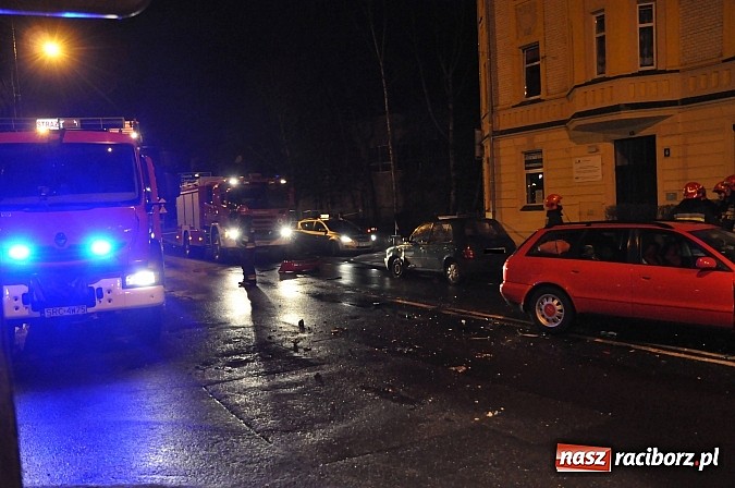 Zdjęcie w galerii na portalu naszraciborz.pl: Zderzenie trzech pojazdów na skrzyżowaniu ulic Armii Krajowej-Karola na Ostrogu. Sprawca miał 3 promile alkoholu! Nie miał uprawnień do kierowania autem wiadomości z regionu