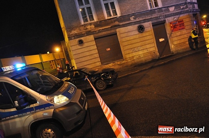 Zdjęcie w galerii na portalu naszraciborz.pl: Zderzenie trzech pojazdów na skrzyżowaniu ulic Armii Krajowej-Karola na Ostrogu. Sprawca miał 3 promile alkoholu! Nie miał uprawnień do kierowania autem wiadomości z regionu