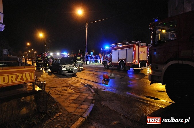 Zdjęcie w galerii na portalu naszraciborz.pl: Zderzenie trzech pojazdów na skrzyżowaniu ulic Armii Krajowej-Karola na Ostrogu. Sprawca miał 3 promile alkoholu! Nie miał uprawnień do kierowania autem wiadomości z regionu
