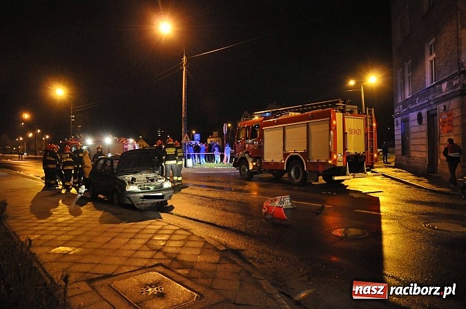 Zdjęcie w galerii na portalu naszraciborz.pl: Zderzenie trzech pojazdów na skrzyżowaniu ulic Armii Krajowej-Karola na Ostrogu. Sprawca miał 3 promile alkoholu! Nie miał uprawnień do kierowania autem wiadomości z regionu