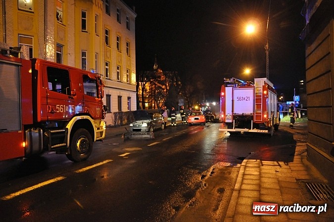Zdjęcie w galerii na portalu naszraciborz.pl: Zderzenie trzech pojazdów na skrzyżowaniu ulic Armii Krajowej-Karola na Ostrogu. Sprawca miał 3 promile alkoholu! Nie miał uprawnień do kierowania autem wiadomości z regionu