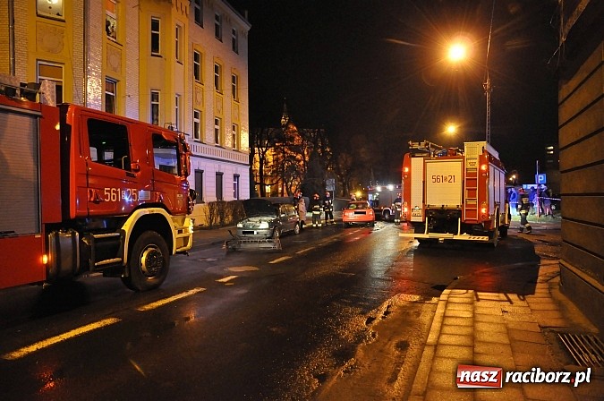 Zdjęcie w galerii na portalu naszraciborz.pl: Zderzenie trzech pojazdów na skrzyżowaniu ulic Armii Krajowej-Karola na Ostrogu. Sprawca miał 3 promile alkoholu! Nie miał uprawnień do kierowania autem wiadomości z regionu