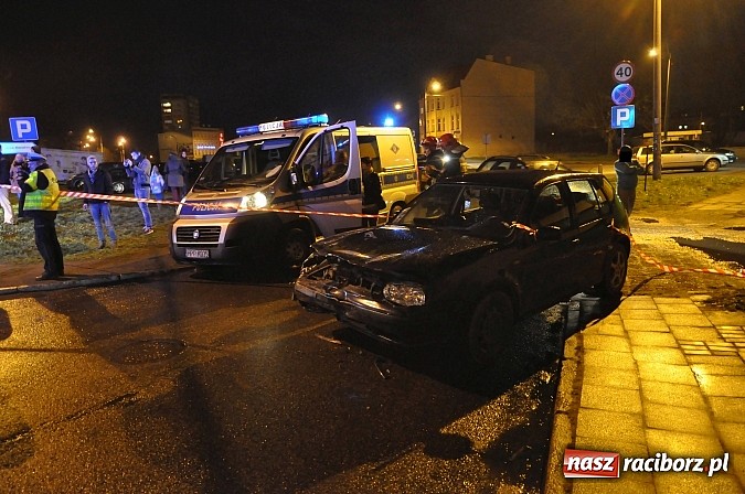 Zdjęcie w galerii na portalu naszraciborz.pl: Zderzenie trzech pojazdów na skrzyżowaniu ulic Armii Krajowej-Karola na Ostrogu. Sprawca miał 3 promile alkoholu! Nie miał uprawnień do kierowania autem wiadomości z regionu