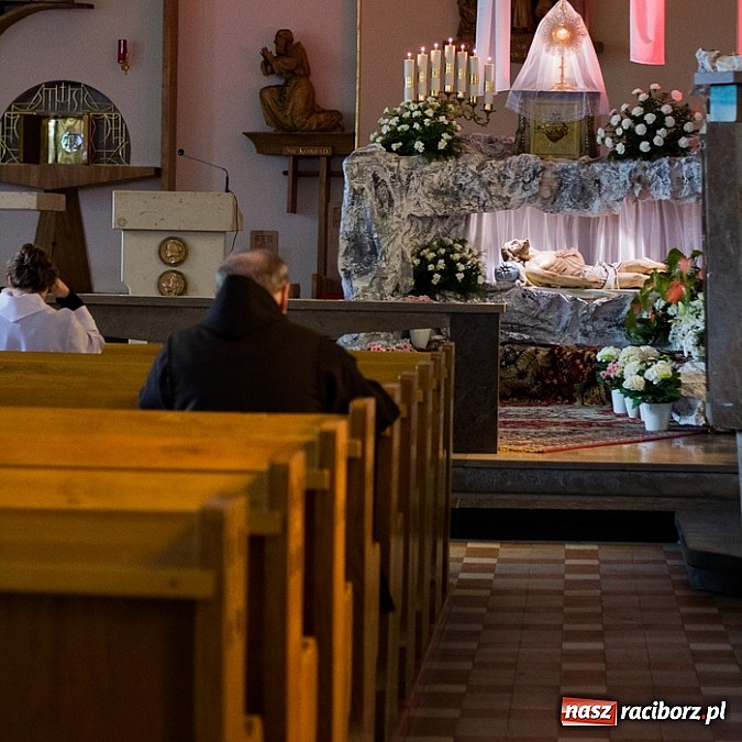 Zdjęcie w galerii na portalu naszraciborz.pl: Groby Pańskie w raciborskich kościołach wiadomości z regionu