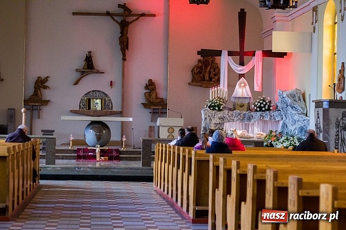 Zdjęcie w galerii na portalu naszraciborz.pl: Groby Pańskie w raciborskich kościołach wiadomości z regionu