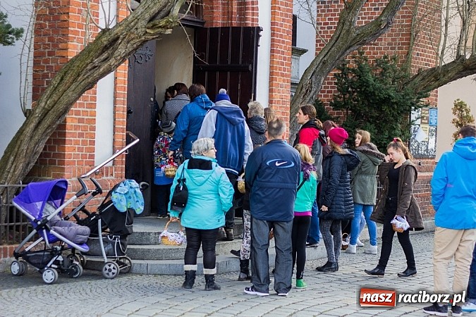 Zdjęcie w galerii na portalu naszraciborz.pl: Groby Pańskie w raciborskich kościołach wiadomości z regionu