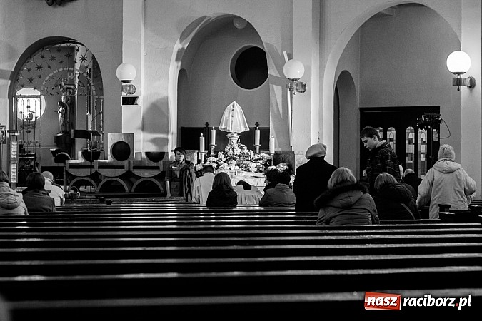 Zdjęcie w galerii na portalu naszraciborz.pl: Groby Pańskie w raciborskich kościołach wiadomości z regionu