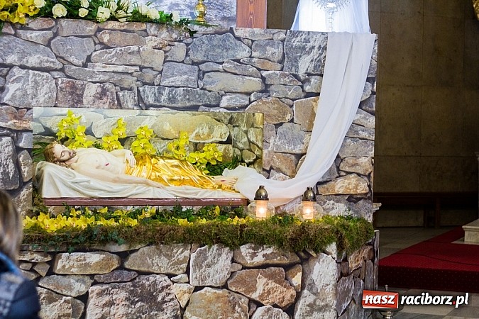 Zdjęcie w galerii na portalu naszraciborz.pl: Groby Pańskie w raciborskich kościołach wiadomości z regionu