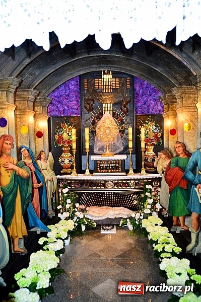 Zdjęcie w galerii na portalu naszraciborz.pl: Groby Pańskie w raciborskich kościołach wiadomości z regionu