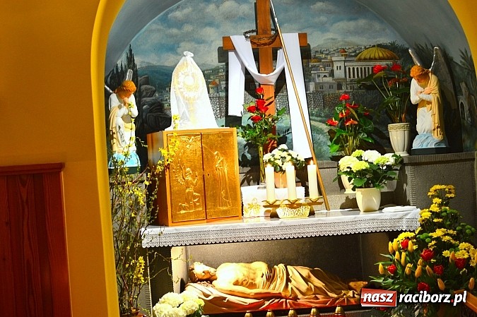 Zdjęcie w galerii na portalu naszraciborz.pl: Groby Pańskie w raciborskich kościołach wiadomości z regionu