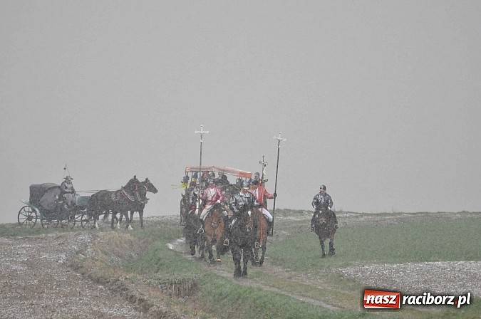 Zdjęcie w galerii na portalu naszraciborz.pl: W Bieńkowicach przed Urbanem sypnęło śniegiem wiadomości z regionu