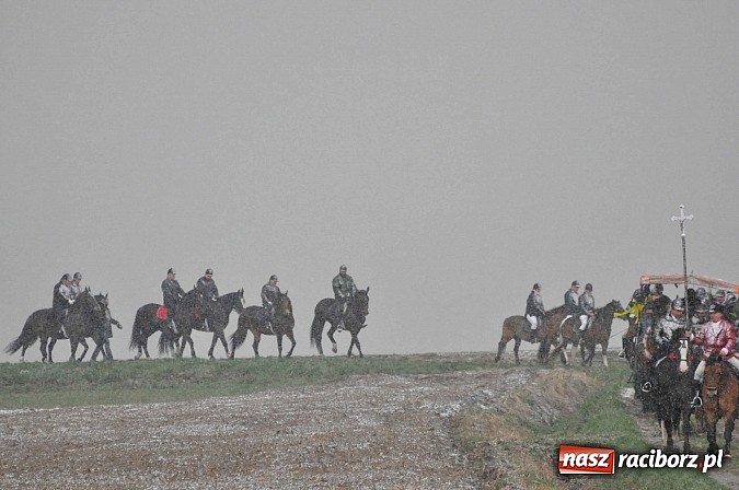Zdjęcie w galerii na portalu naszraciborz.pl: W Bieńkowicach przed Urbanem sypnęło śniegiem wiadomości z regionu