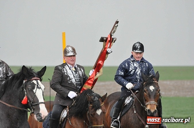 Zdjęcie w galerii na portalu naszraciborz.pl: W Bieńkowicach przed Urbanem sypnęło śniegiem wiadomości z regionu