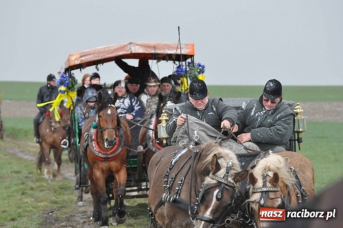 Zdjęcie w galerii na portalu naszraciborz.pl: W Bieńkowicach przed Urbanem sypnęło śniegiem wiadomości z regionu