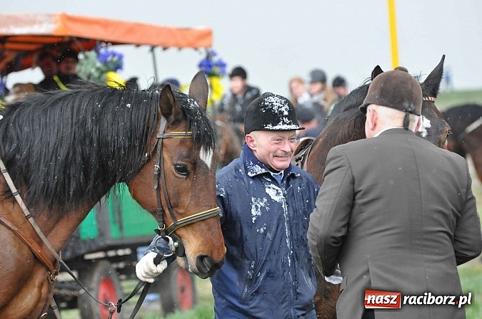 Zdjęcie w galerii na portalu naszraciborz.pl: W Bieńkowicach przed Urbanem sypnęło śniegiem wiadomości z regionu