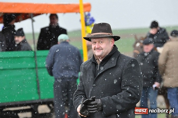 Zdjęcie w galerii na portalu naszraciborz.pl: W Bieńkowicach przed Urbanem sypnęło śniegiem wiadomości z regionu