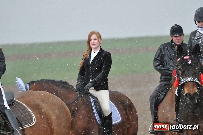 Zdjęcie w galerii na portalu naszraciborz.pl: W Bieńkowicach przed Urbanem sypnęło śniegiem wiadomości z regionu